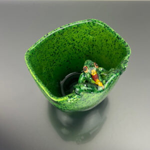 Vaso verde con rana