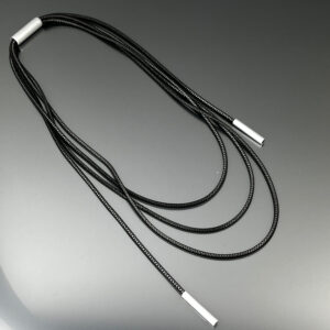 Linear pendant necklace.